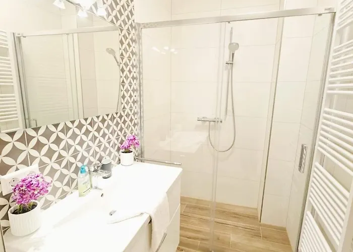 Apartment 1 Bedroom With Open Views *