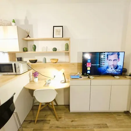 Apartment 1 Bedroom With Open Views *