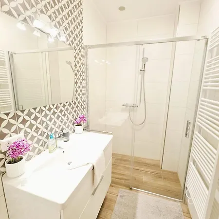 아파트 1 Bedroom With Open Views *